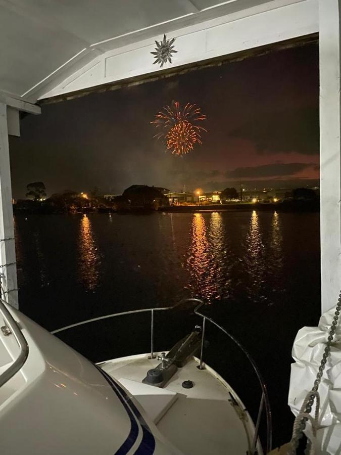 Апартаменты On The Water Boat House Фангареи Экстерьер фото
