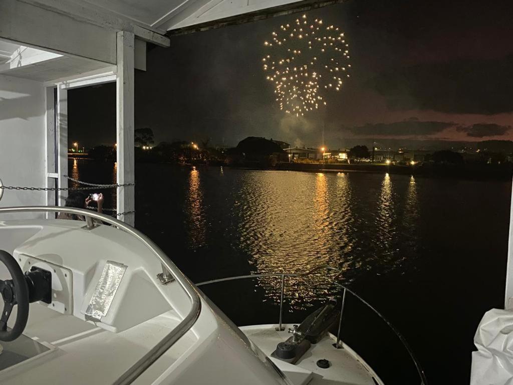 Апартаменты On The Water Boat House Фангареи Экстерьер фото