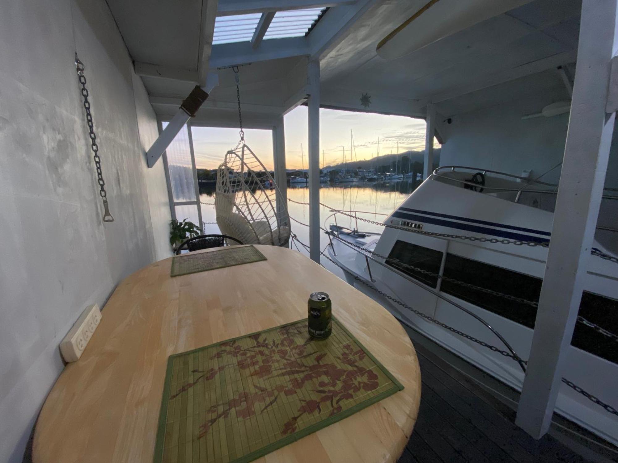 Апартаменты On The Water Boat House Фангареи Экстерьер фото